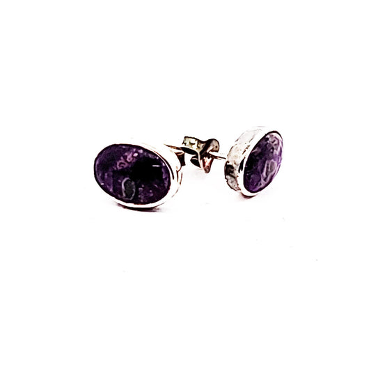 Sugilith-Ohrstecker aus Silber 925 mit dunkelvioletten Steinen