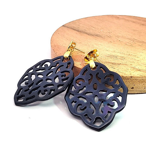 Ear pendant mother of pearl ornamental, dark blue