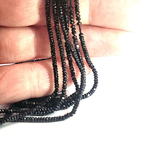 Spinell schwarz, Button Strang 2 mm facettiert