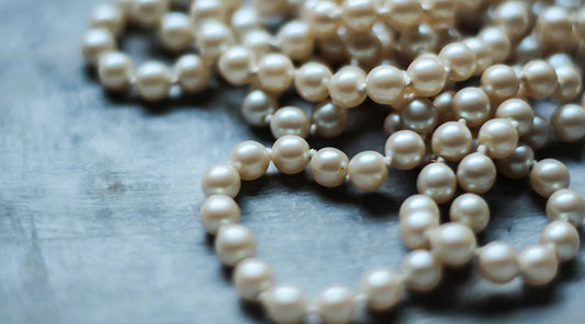 Schmuck selber machen – Perlenkette knüpfen mit Edelsteinen und Fädelseide
