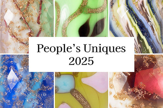 Entdecke die diesjährige Auswahl von sechs wunderschönen Trollbeads Designs, jedes speziell und einzigartig. Die People's Uniques Gewinner-Charms von Trollbeads