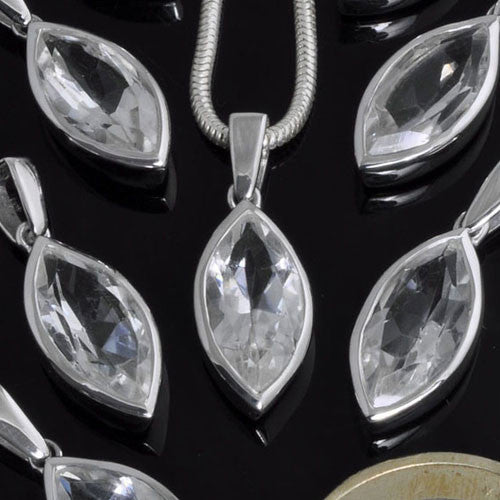 Bergkristall Edelsteinanhänger Navette facettiert Steindesign - 2