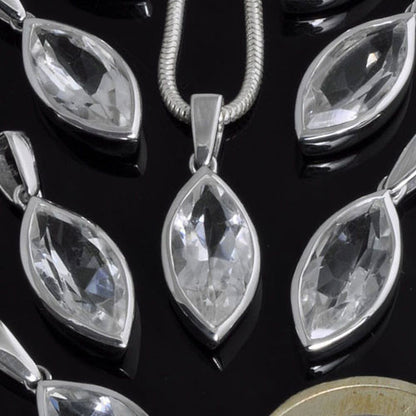 Bergkristall Edelsteinanhänger Navette facettiert Steindesign - 2