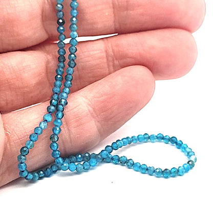 Apatit blau, Kugelstrang 2,5 mm facettiert