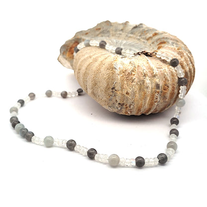 Design-Kette-Mondstein-weiss-grau