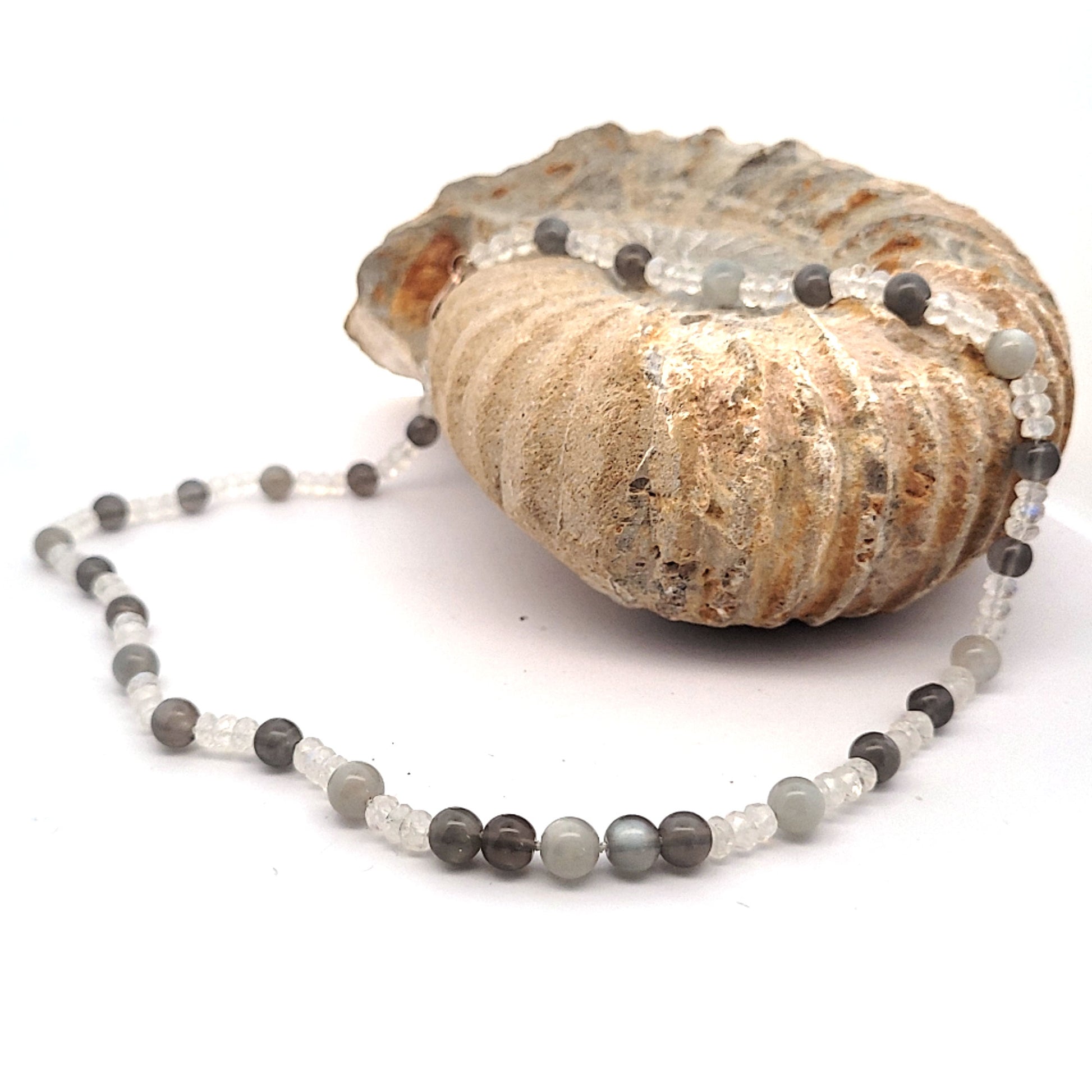 Design-Kette-Mondstein-weiss-grau