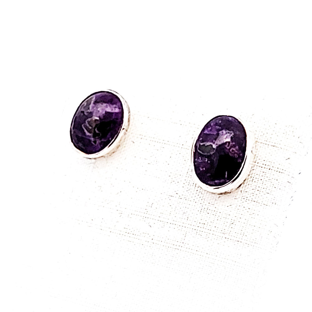 Sugilith-Ohrstecker aus 925 Sterling Silber, ovale violette Steine