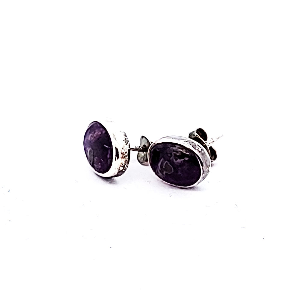 Sugilith-Ohrstecker aus 925er Silber, violette Cabochon-Steine, seltene Edelsteine