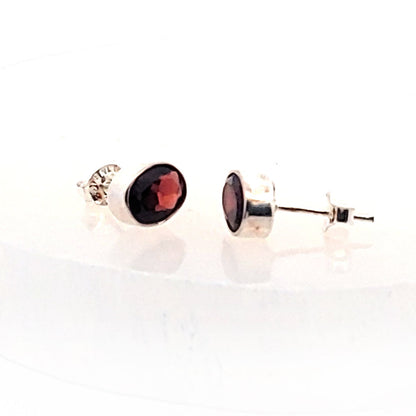 Granat Ohrstecker facettiert, silber