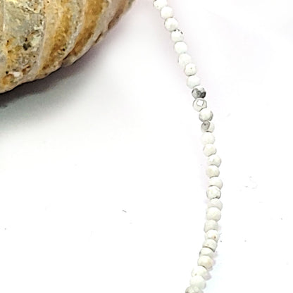 Howlith weiß Kugelkette 2 mm facettiert