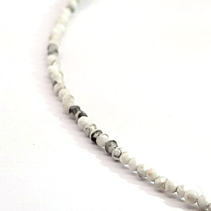 Howlith weiß Kugelkette 2 mm facettiert