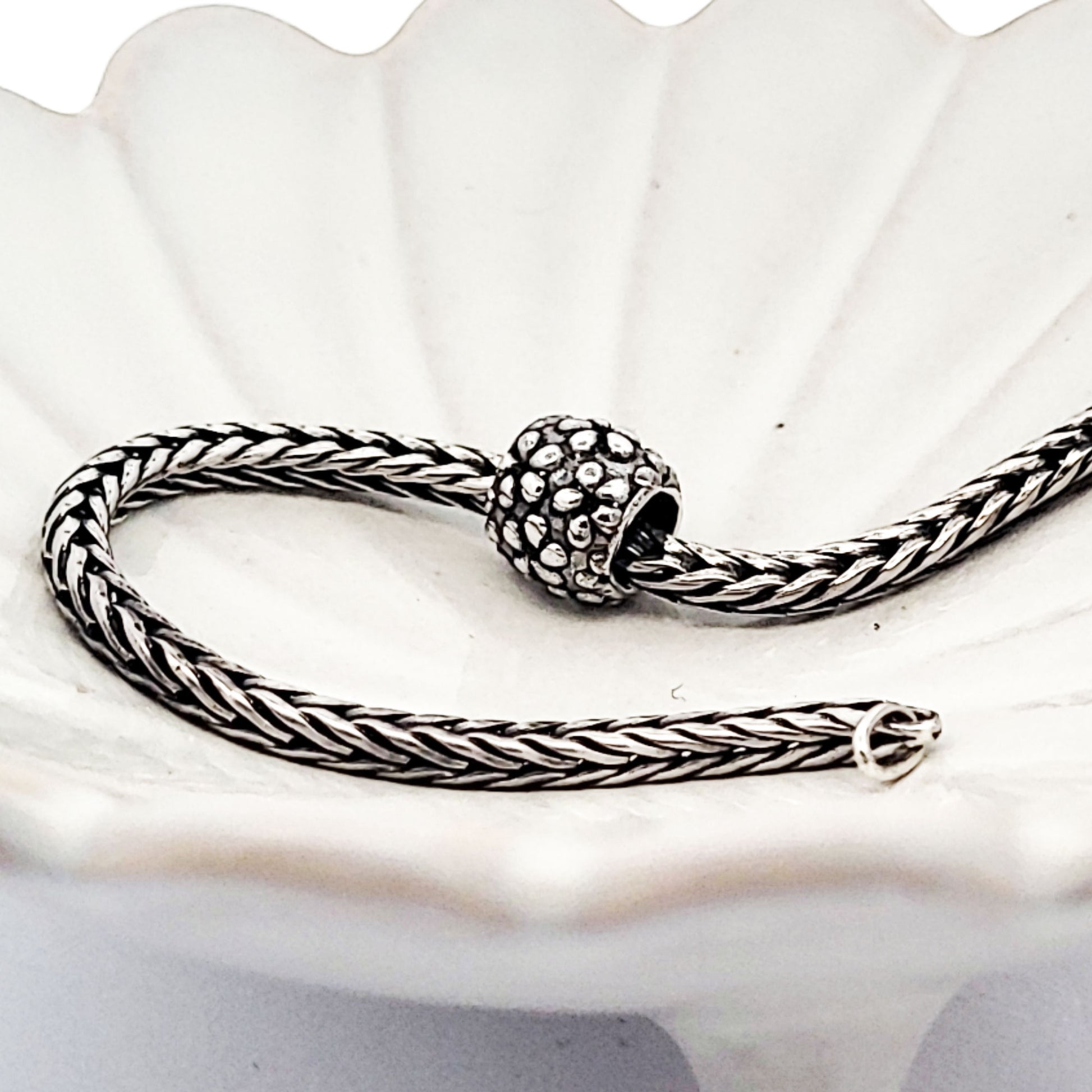 Indian_Charm_Silberbead_Blumenwiese