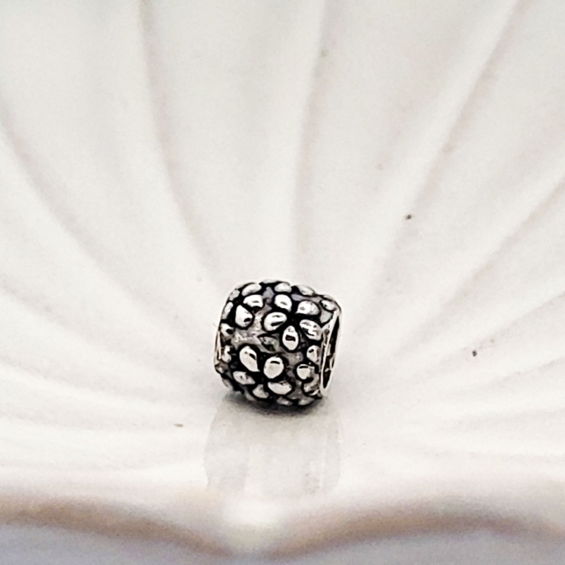 Indian_Charm_Silberbead_Blumenwiese