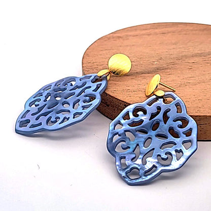 Ear pendant mother of pearl ornamental, blue