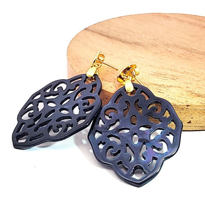 Ear pendant mother of pearl ornamental, dark blue