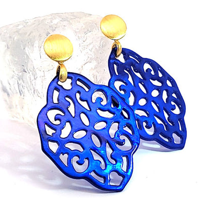 Ear pendant mother of pearl ornamental, azure blue