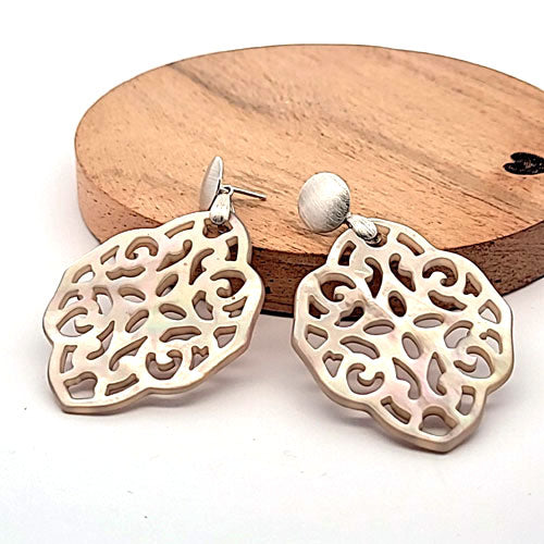 Ear pendant mother of pearl ornamental, sand grey