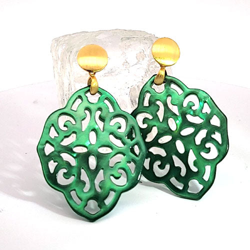 Ear pendant mother of pearl ornamental, green
