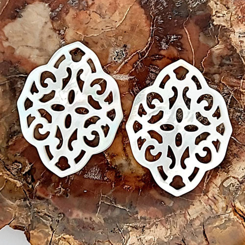 Ear pendant mother of pearl ornamental, white