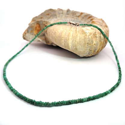 Emerald necklace button 3-4 mm