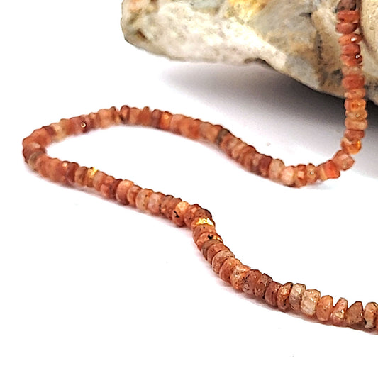 Collana con bottone in pietra del sole, sfaccettata da 4 mm 